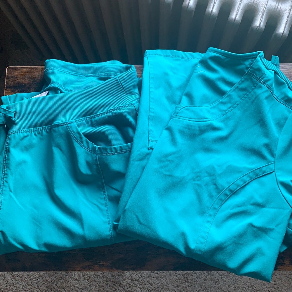 Cherokee infinity scrub set